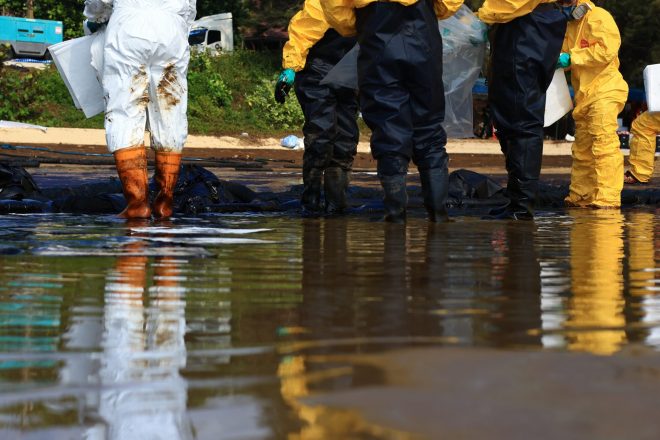 The,Specialist,Technical,And,Volunteers,Cleaned,The,Ocean,Coast,From